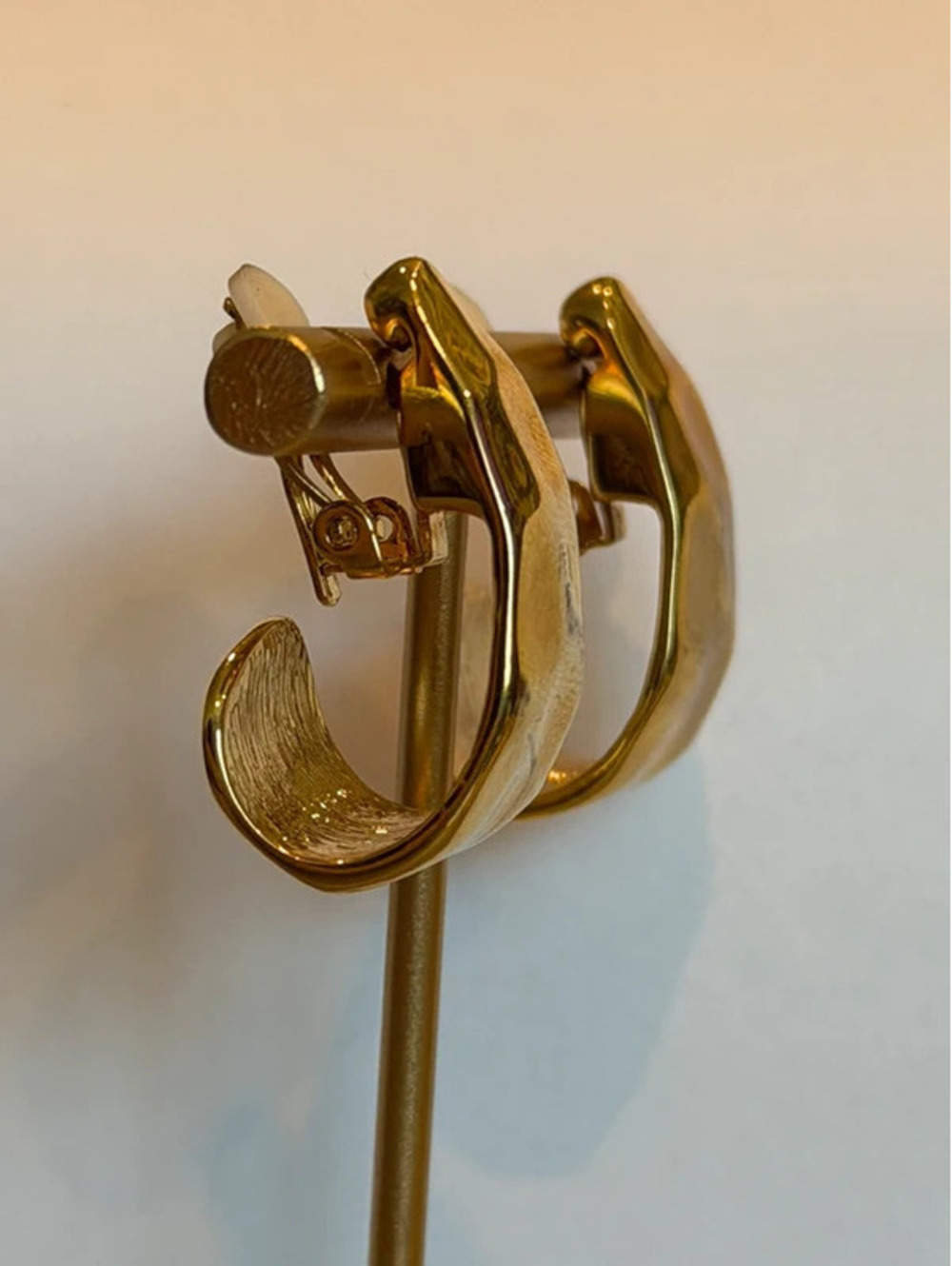 Vintage hammered gold tone metal statement earrings - clip back - Picture 10 of 15